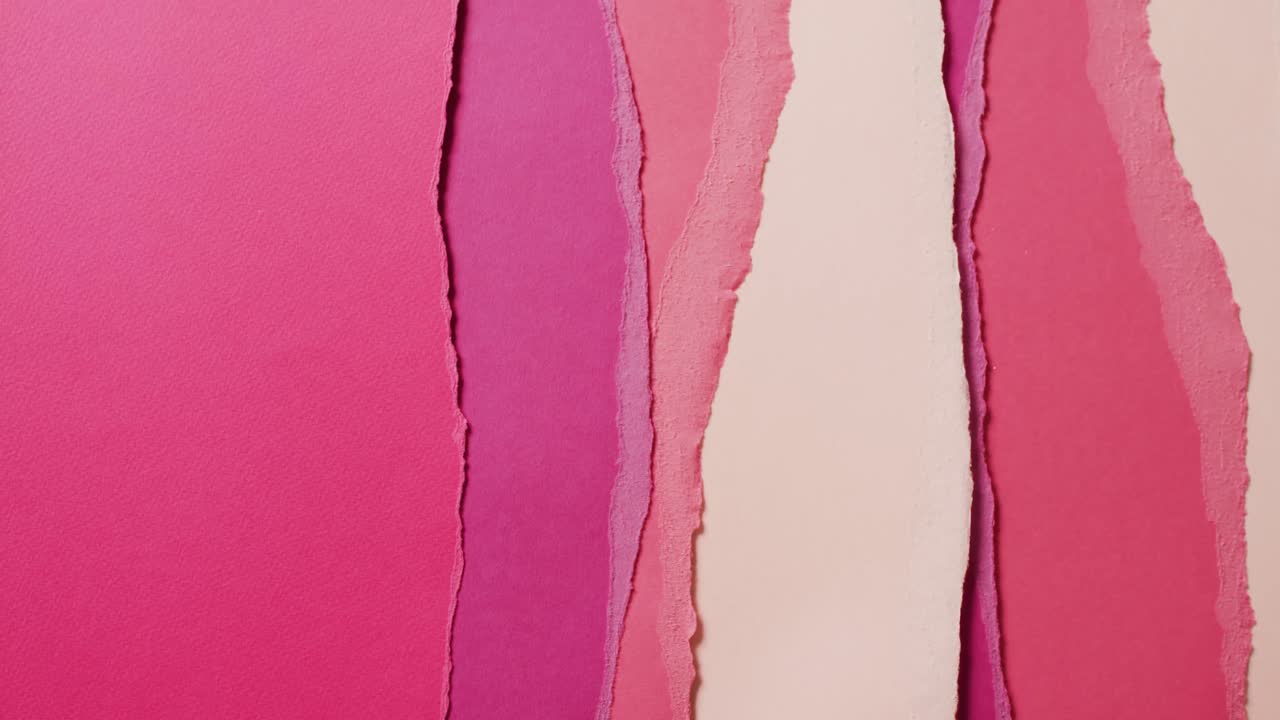 video de primer plano de piezas rasgadas de fondo de papel rosa y crema