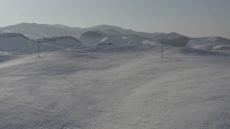 Schauen-Sie-Sich-In-Der-Wunderschönen-Landschaft-Eines-Schneebedeckten,-Ruhigen-Hügels-Um