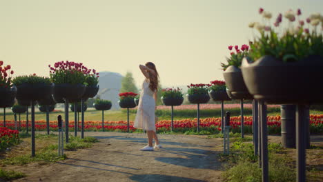 Mujer-Delgada-Desconocida-Vestida-De-Blanco-Disfrutando-Del-Día-De-Verano-En-Un-Hermoso-Parque-Al-Aire-Libre