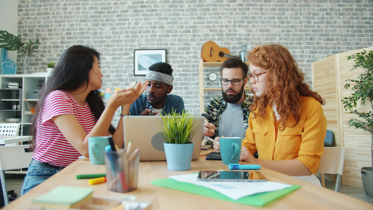 equipo diverso en una reunión