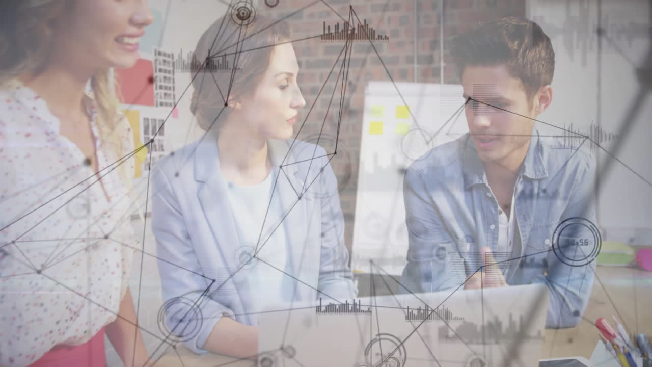 conexiones de red y animación de procesamiento de datos en diversos equipos empresariales que discuten el proyecto