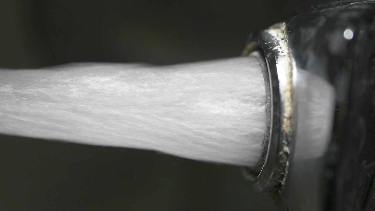 에서 흐르는 물