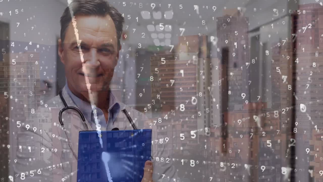 animación del procesamiento de datos sobre un médico caucásico de alto rango que sostiene un clipboard en el hospital