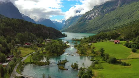 Schöne-Natur-Norwegen-Naturlandschaft.-Luftaufnahmen-Lovatnet-See-Lodal-Valley.