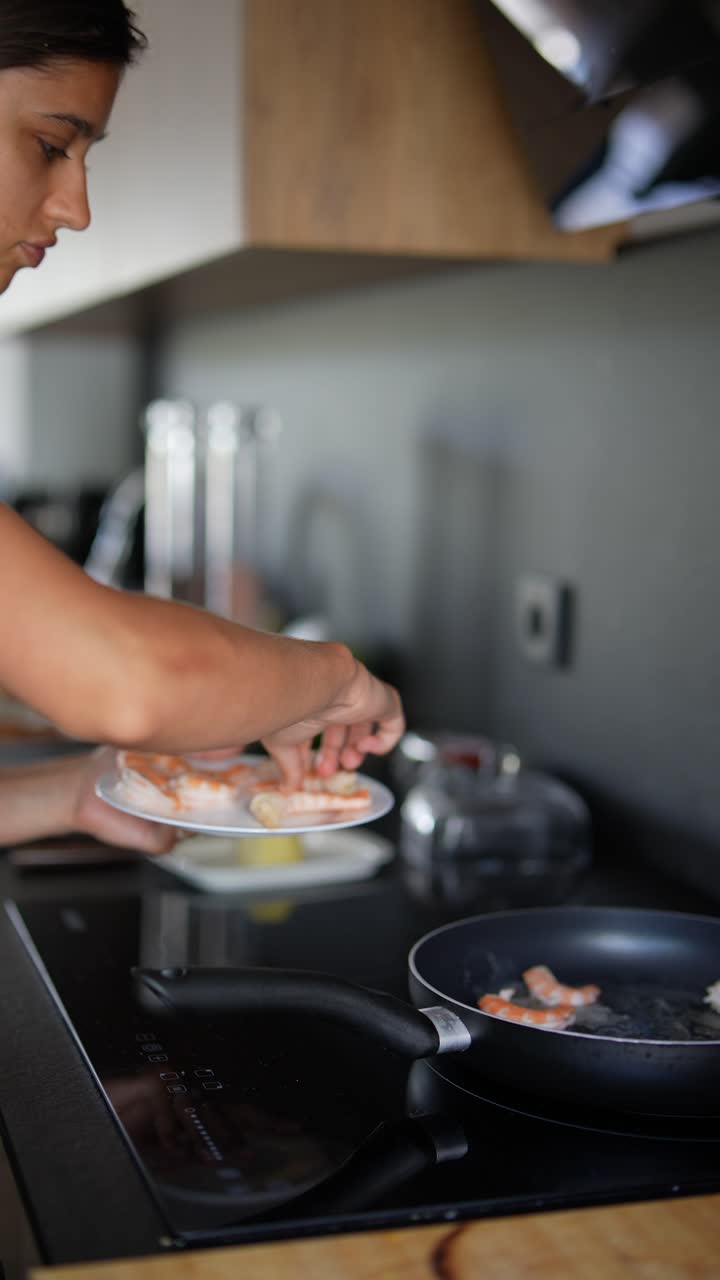 mujer cocinando camarones en la cocina