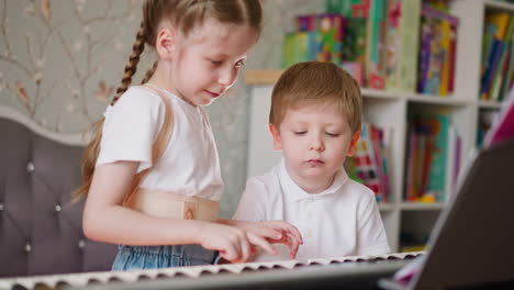 la chica hace una sonrisa en la cara del niño con los dedos en la lección de música