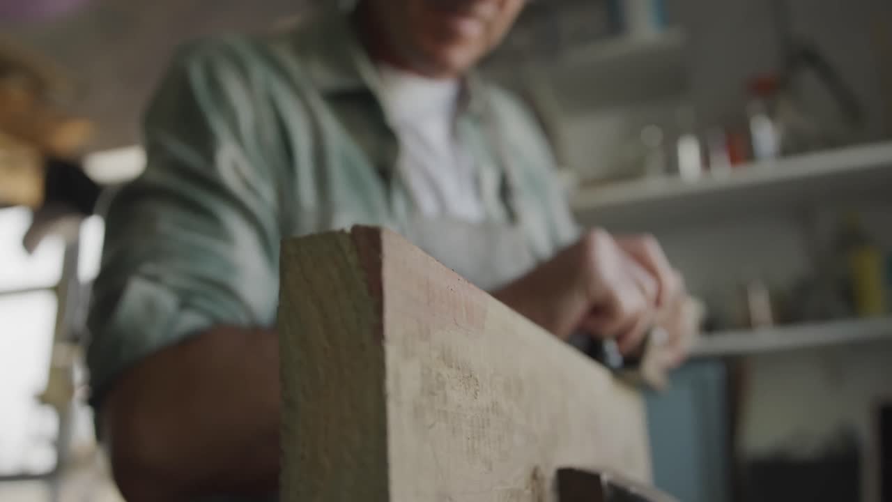 hombre haciendo diy en casa
