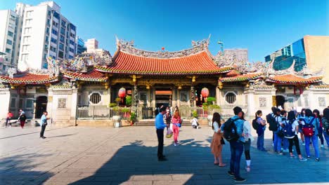 lungshan temple in taipei taiwan