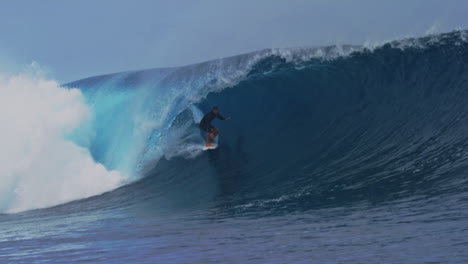 el surfista se mantiene erguido y se agacha profundamente en el barril, cámara lenta cloudbreak fiji