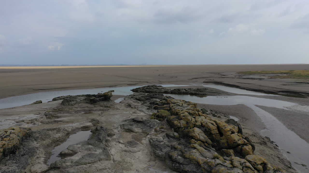 низколетящий аэрофотоснимок, показывающий некоторые скальные образования на побережье великобритании в яркий день