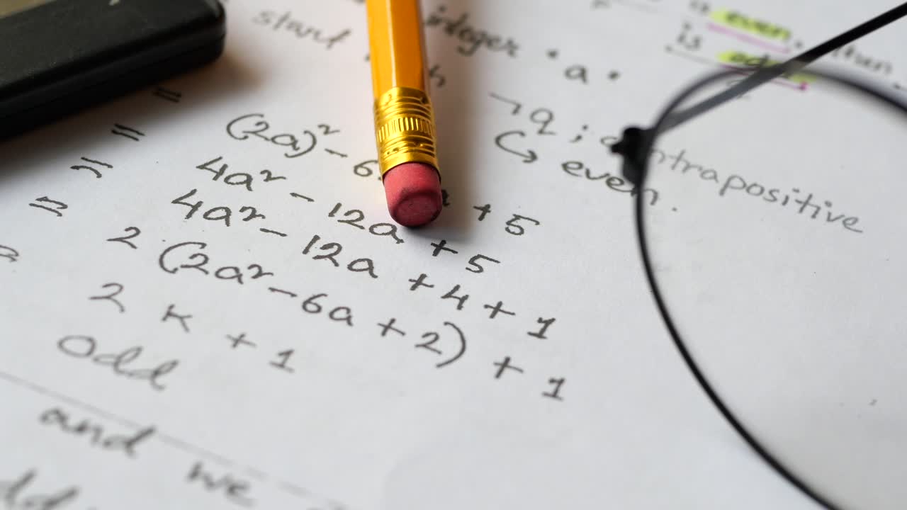 종이에 대수 방정식을 손으로 쓰는 것