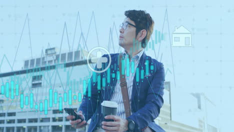 animación de procesamiento de datos financieros sobre empresario asiático usando teléfono inteligente en la calle de la ciudad