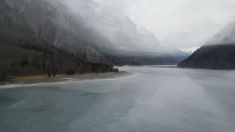 Klöntalersee-Glarus-Suiza-Vuelo-Místico-A-Través-De-La-Niebla