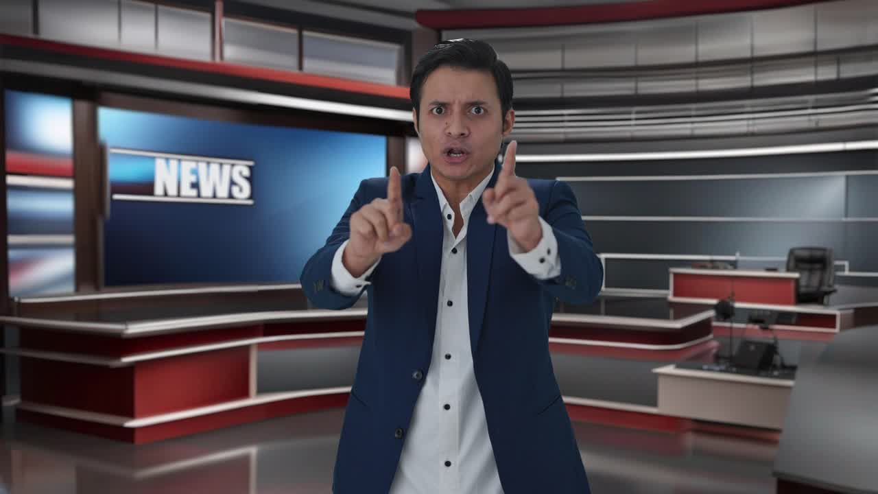 un periodista indio enojado gritando a la cámara