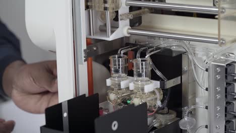 electrodo y tubos dentro del analizador de electrolitos totalmente automático
