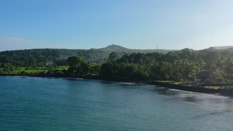 Sonnenstrahlen-Nach-Sonnenaufgang-Am-Tropischen-Jasri-strand-An-Der-Küstenlinie-Der-Insel-Bali,-Antenne