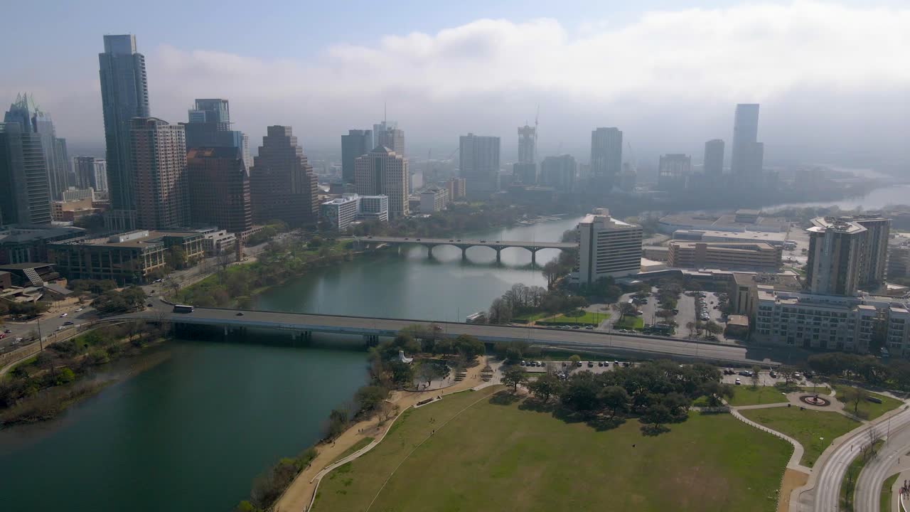 텍사스 주 의사당과 주지사 관저를 포함한 도시의 역사적인 랜드마크의 숨이 멎을 듯한 공중 전망