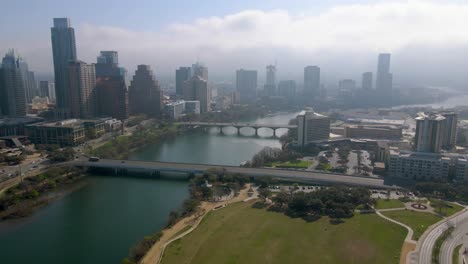 Una-Impresionante-Vista-Aérea-De-Los-Monumentos-Históricos-De-La-Ciudad,-Incluido-El-Capitolio-Del-Estado-De-Texas-Y-La-Mansión-Del-Gobernador