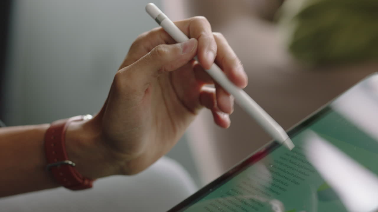 デジタルタブレットコンピュータを使用するビジネスマン ⁇ 画面でプロジェクト文書を ⁇ 覧 ⁇ 情報を読む ⁇ オフィスでの会議の計画ソリューション