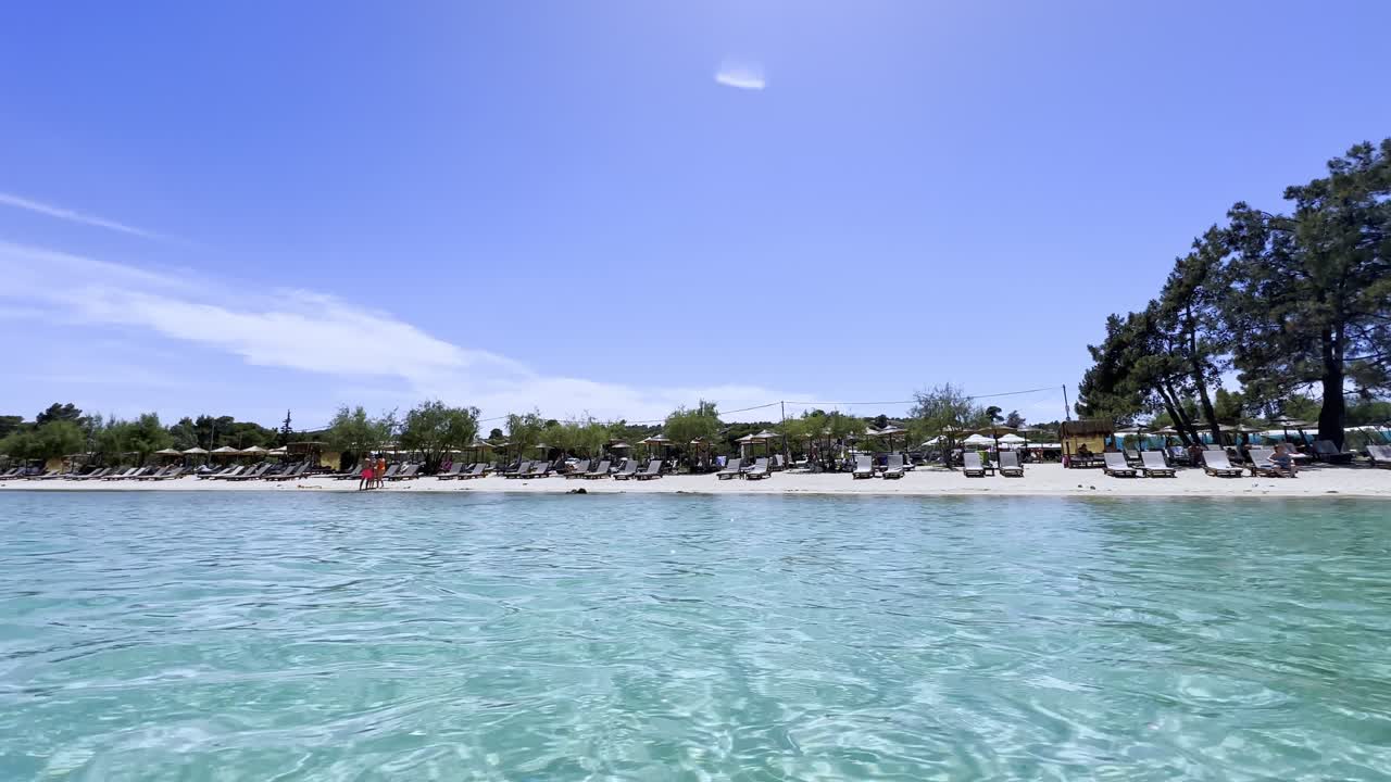 그리스 할키디키 반도의 청정 파란 발 해변