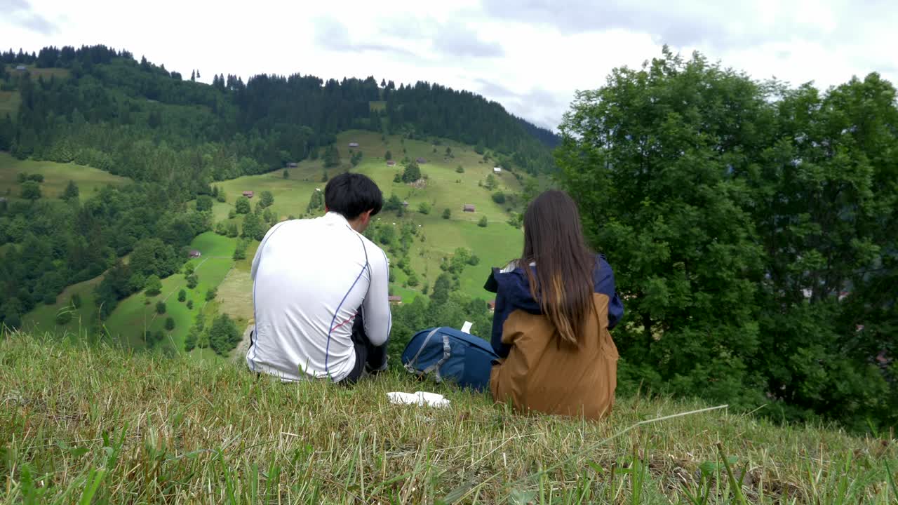 자연 속에서 도시락을 먹는 2명 4k