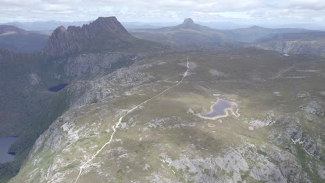 sendero de senderismo cerca del lago dove y el mirador de marion en la montaña cradle en tasmania