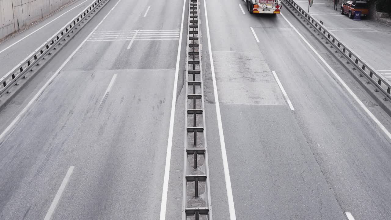 들어오는 길과 나가는 길이 있는 2차선 도시 도로.