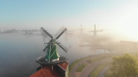 Drohne-Fliegt-An-Einem-Nebligen-Morgen-über-Die-Windmühlen-An-Der-Zaanse-Schans