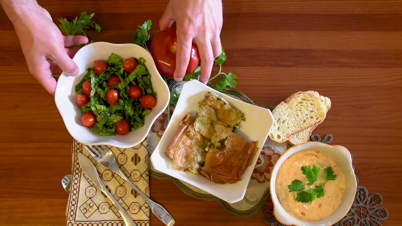 cocina mediterránea saludable, concepto de tres platos para el almuerzo o la cena