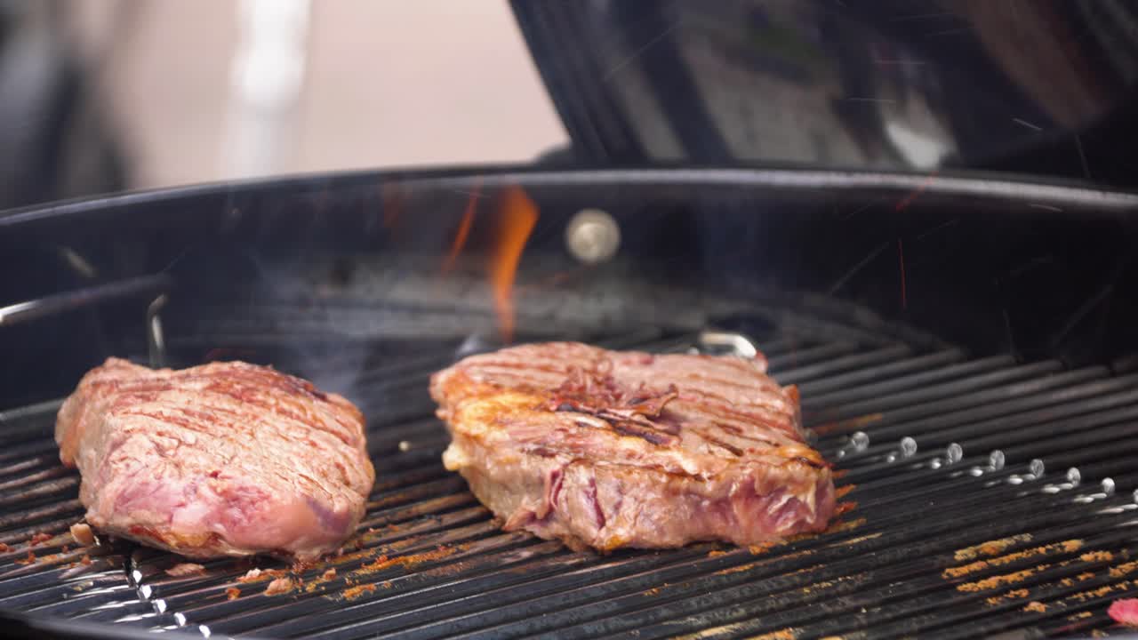 bistecs cocinados en una parrilla