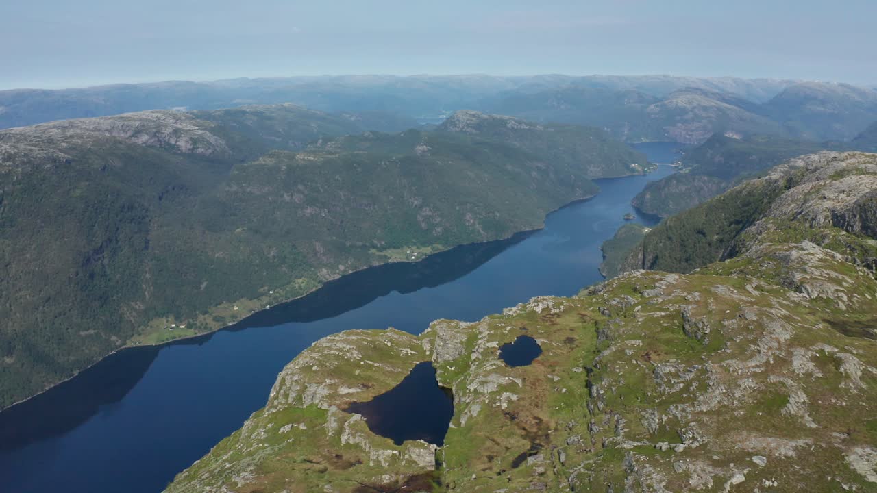 Flyver over den norske fjord Veafjorden og over bjergene