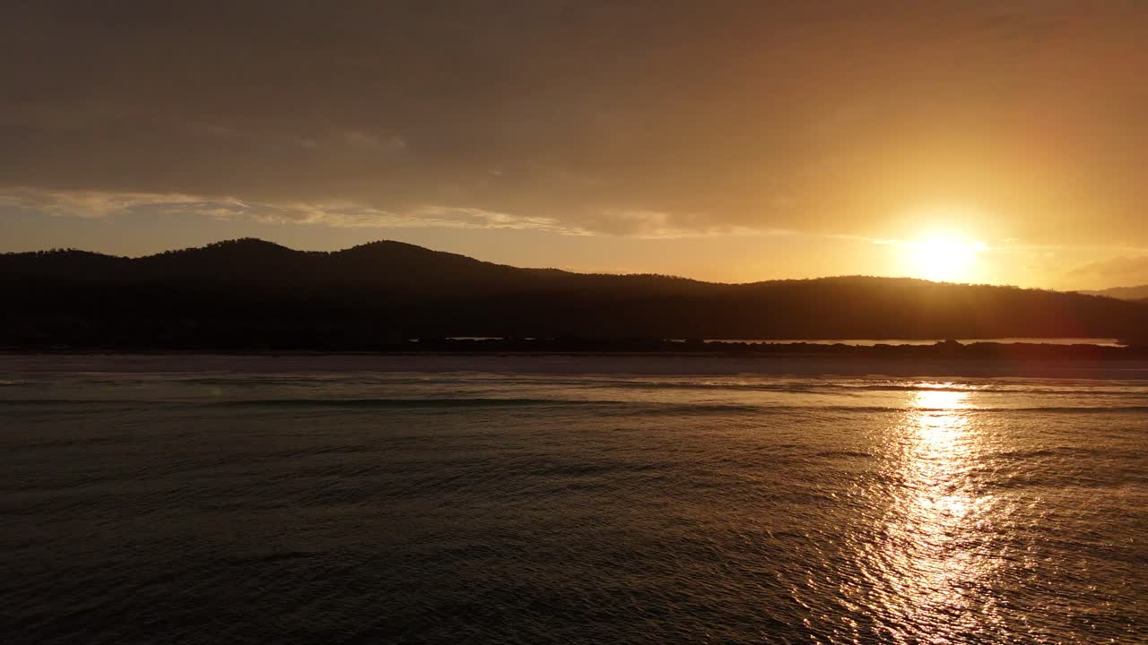 reflejo del sol en la superficie del agua en tasmania