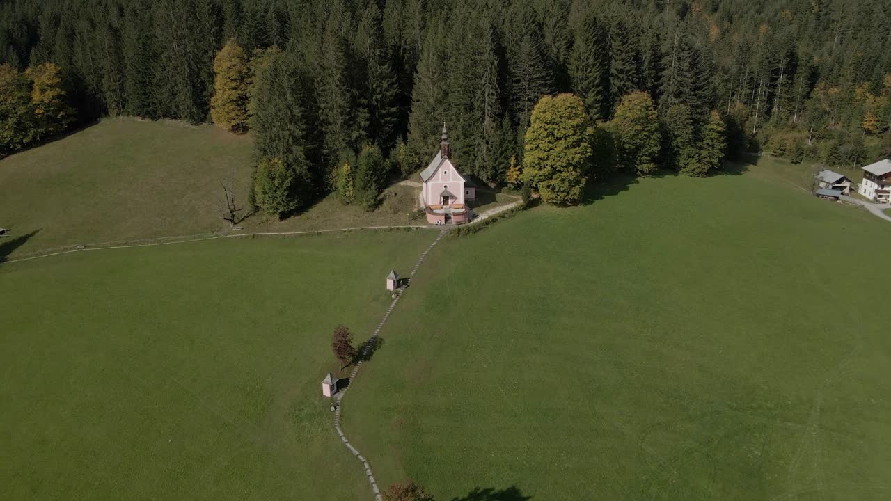 Landsby beliggende i grøn dal med kirke og kapel, Gosau, Oberösterreich