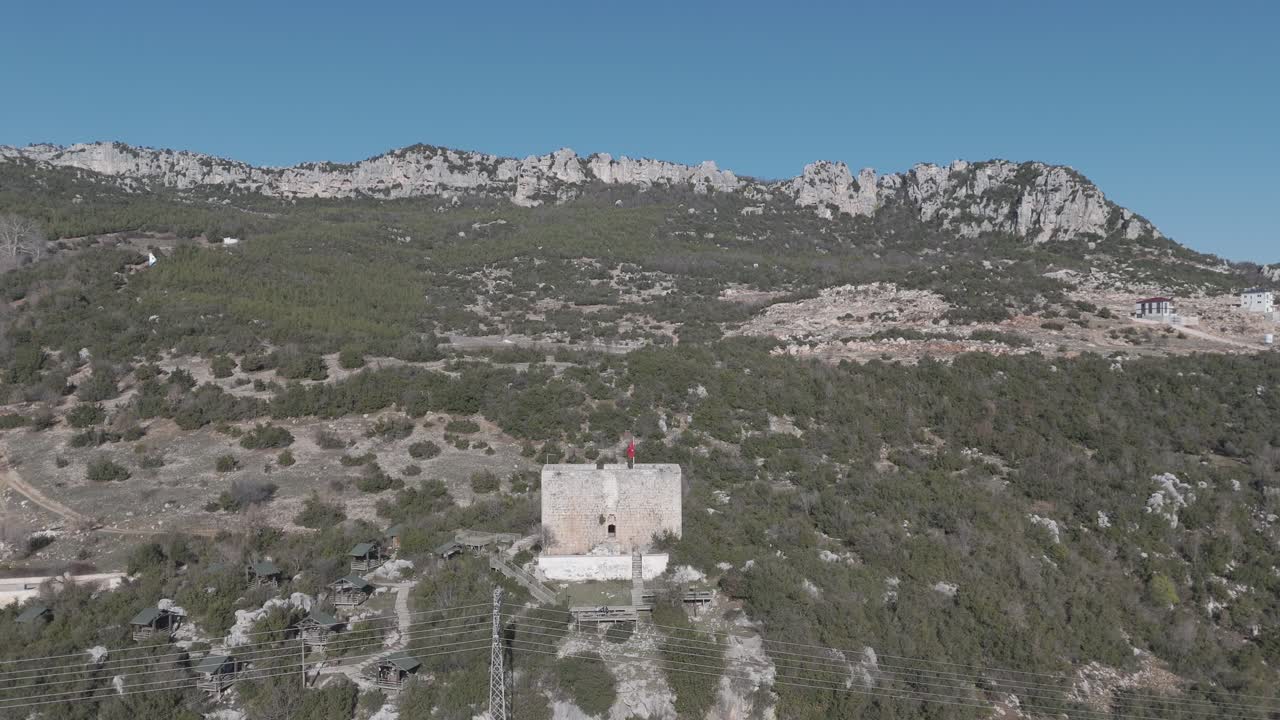 vista de avión no tripulado del castillo histórico construido en la montaña, castillo de belenkeşlik, turquía