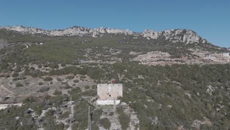 Vista-Por-Drones-Del-Castillo-Histórico-Construido-En-La-Montaña,-El-Castillo-De-Belenkeşlik,-Turquía