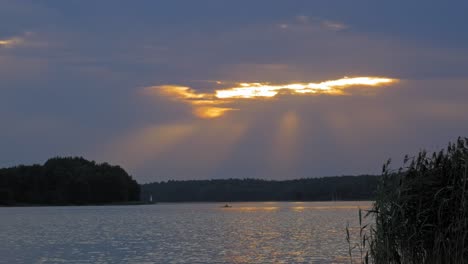 Impresionante-Puesta-De-Sol-Radiante-Con-Rayos-De-Sol-Sobre-El-Lago-Cerca-Del-Parque-Paisajístico-Wdzydze-En-El-Norte-De-Polonia