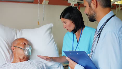 médico y enfermera interactuando con el paciente