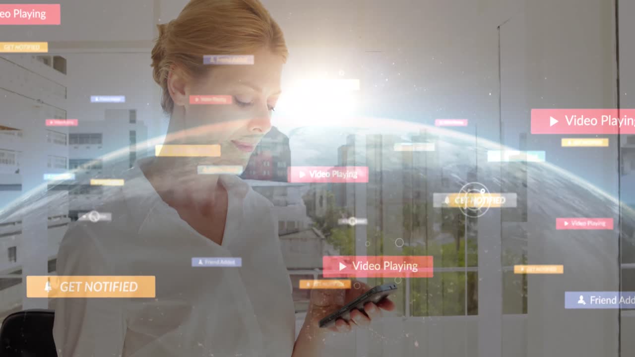 스마트 폰을 사용하는 여성에 대한 소셜 미디어 아이콘의 애니메이션