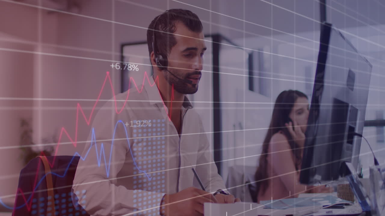 Animazione dell'elaborazione di dati statistici sovrapposta a un uomo birazziale che parla con auricolare e prende appunti.