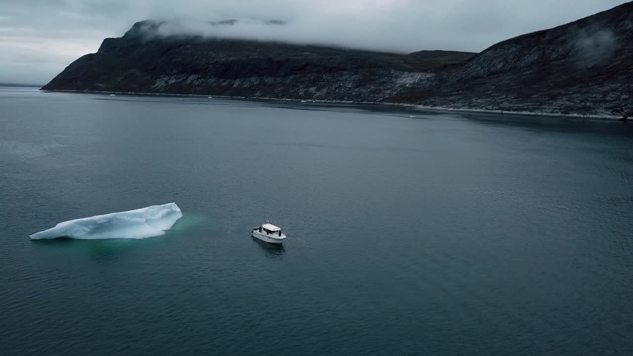 거대한 만년설에 의해 얼음물에 있는 모터보트의 공중