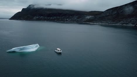 Antenne-Eines-Motorboots-Im-Eiswasser-Von-Einer-Riesigen-Eiskappe