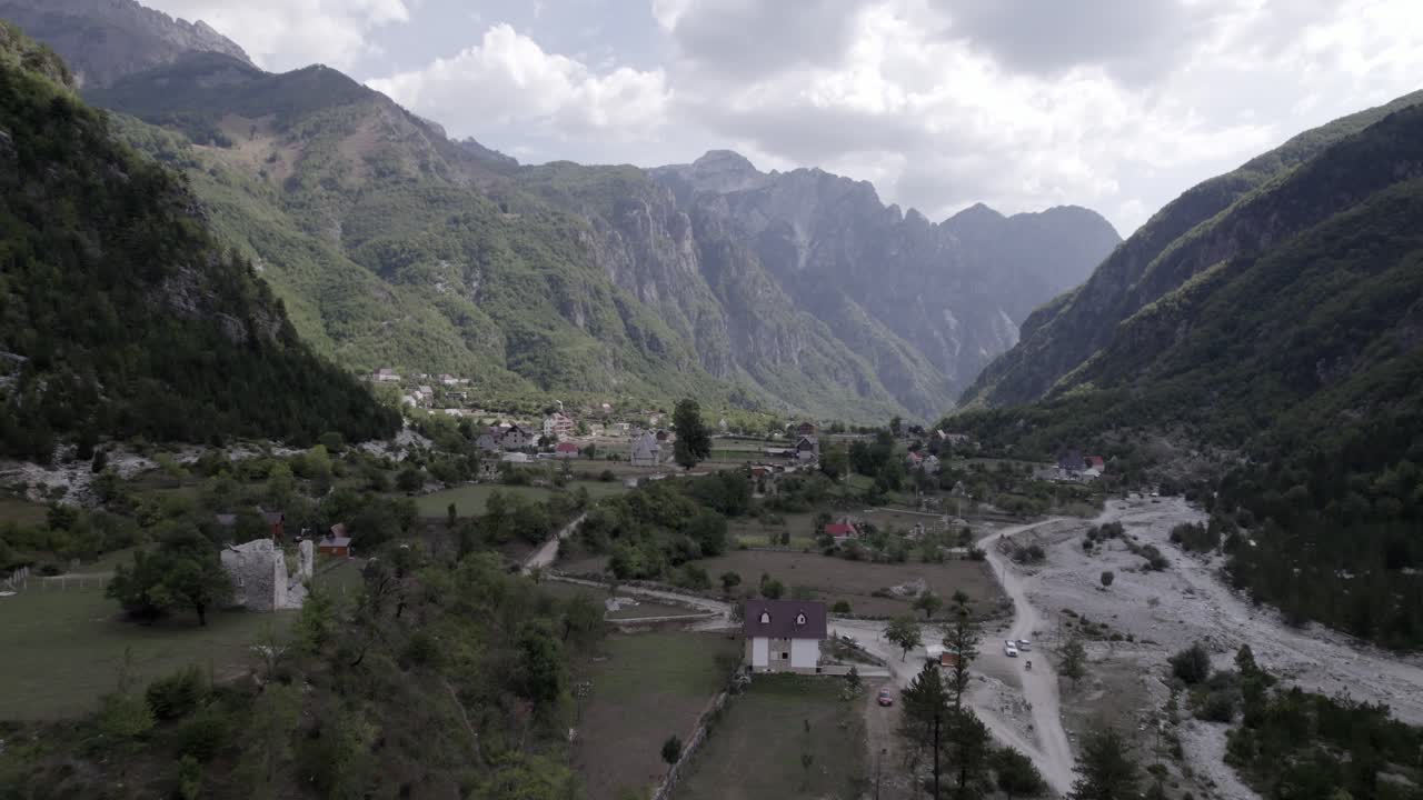 video de drone de plano frontal en el interior del valle de theth en albania, en el río lumi i thethit sin apenas agua en septiembre