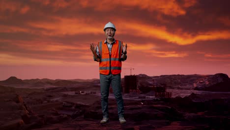 trabajador de la construcción expresando su sorpresa en la puesta de sol en el sitio de construcción