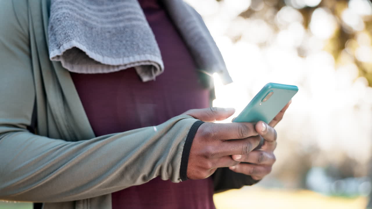 fitness, teléfono y hombre al aire libre para el descanso de ejercicio