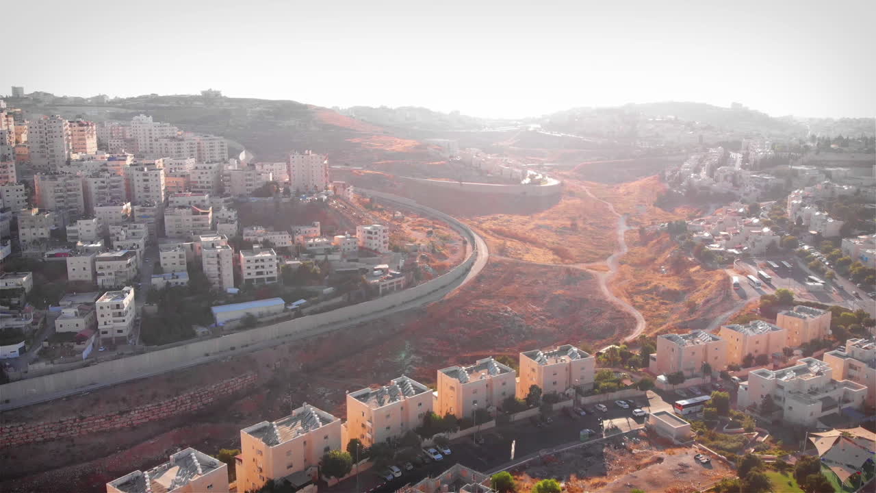 Veduta aerea della città palestinese dietro il muro di cemento