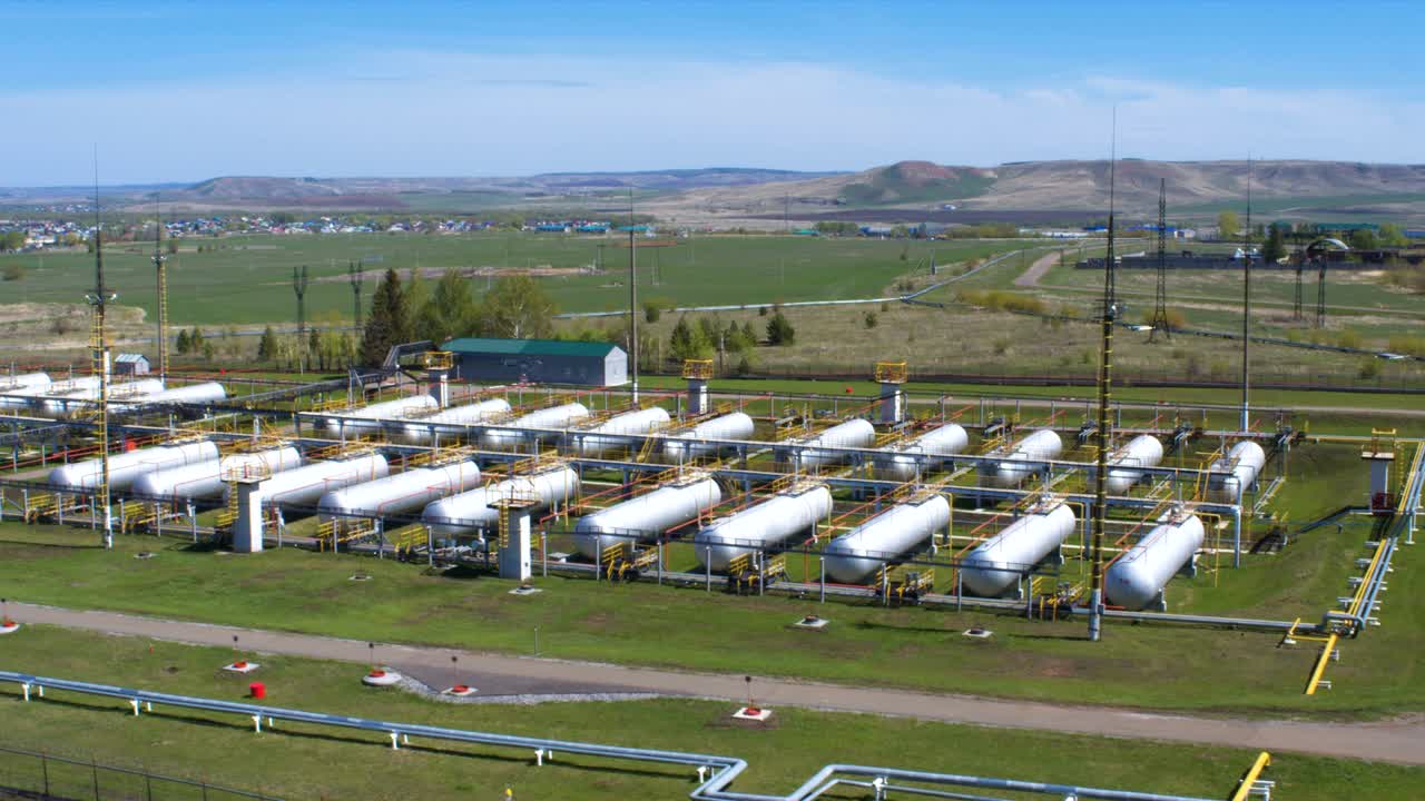 공장 에서 공중 에서 볼 수 있는 잔디 사이 의 둥근 저수지