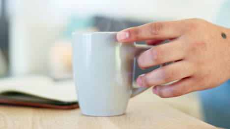 Hand,-Kaffee-Und-Denken-Mit-Einer-Person