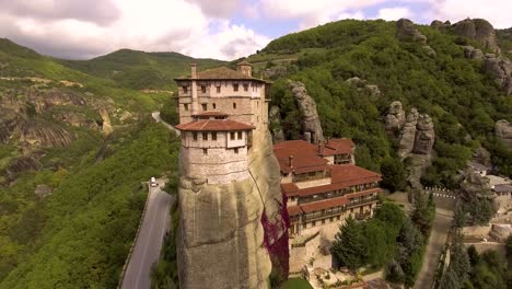 Hermosa-Antena-Sobre-Las-Formaciones-Rocosas-Y-Los-Monasterios-De-Meteora,-Grecia-6