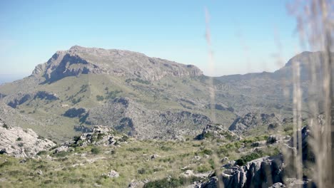 paisaje montañoso en mallorca, españa