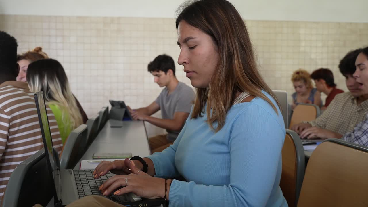 estudiante trabajando en una computadora portátil